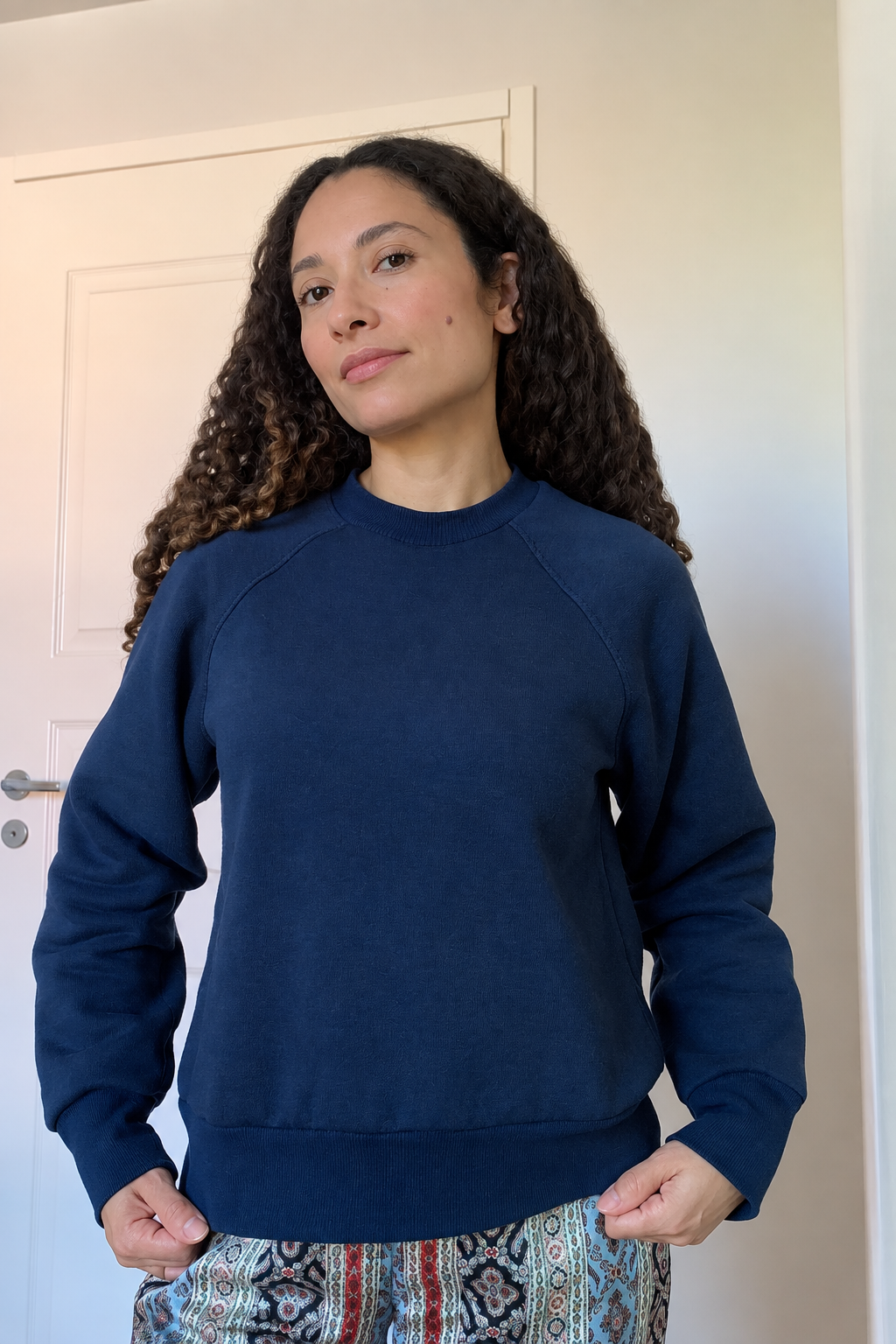 Modelo com a camisola Anni, cabelo e pele retocados naturalmente