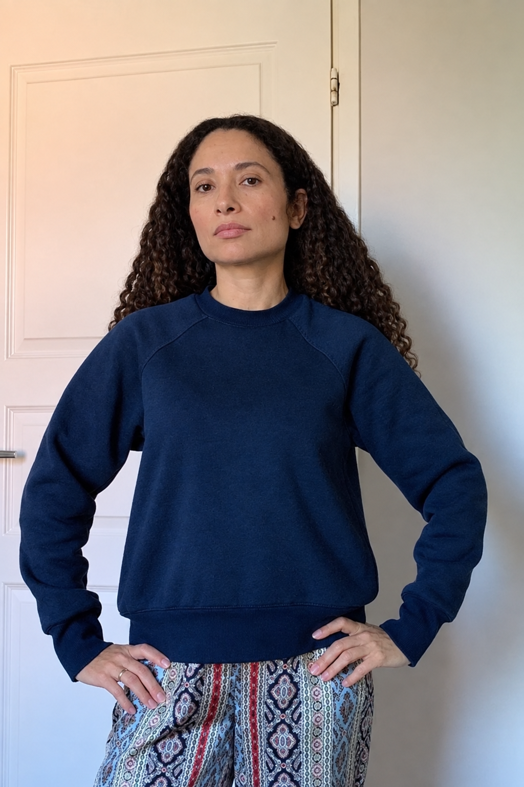 Modelo com a camisola Anni, cabelo e pele retocados naturalmente