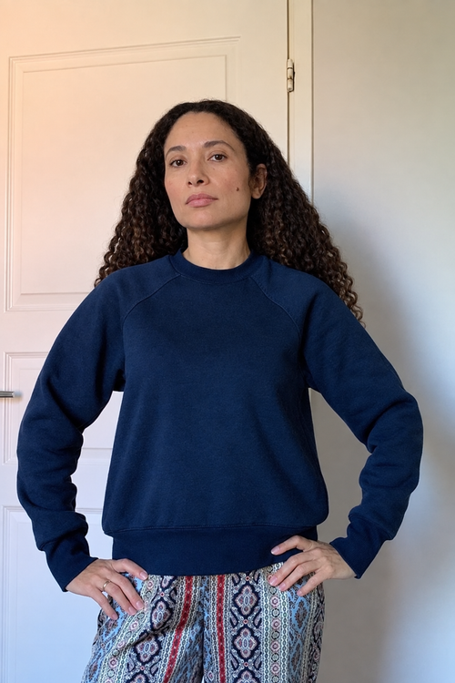Modelo com a camisola Anni, cabelo e pele retocados naturalmente