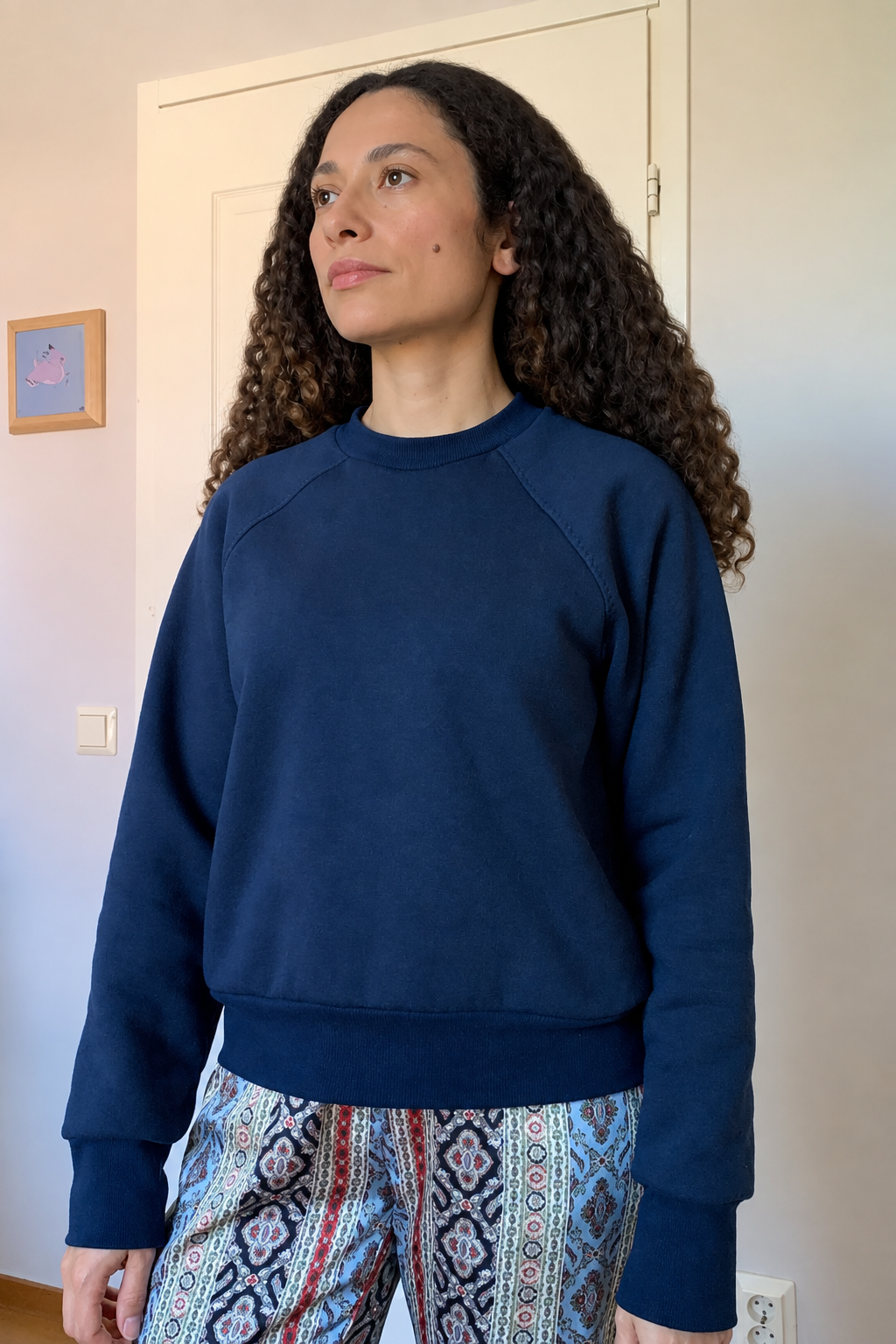 Modelo com a camisola Anni, cabelo e pele retocados naturalmente