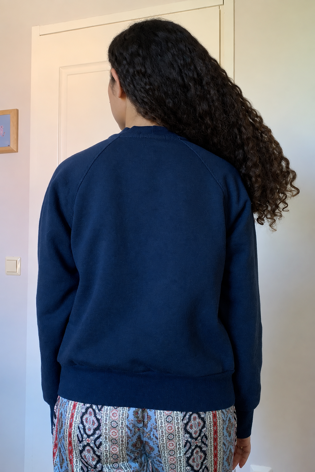 Modelo com a camisola Anni, cabelo e pele retocados naturalmente